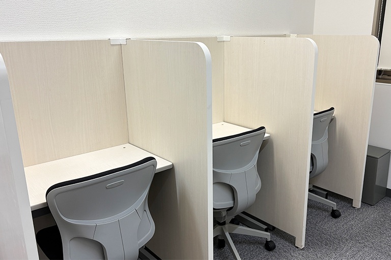 充実の学習環境:無料で使用できる自習席。集中しやすいと評判です。
