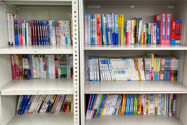 充実の学習環境:対応テキストは十分な種類・量を準備。お子さまの課題や目標に合わせて対応しています。