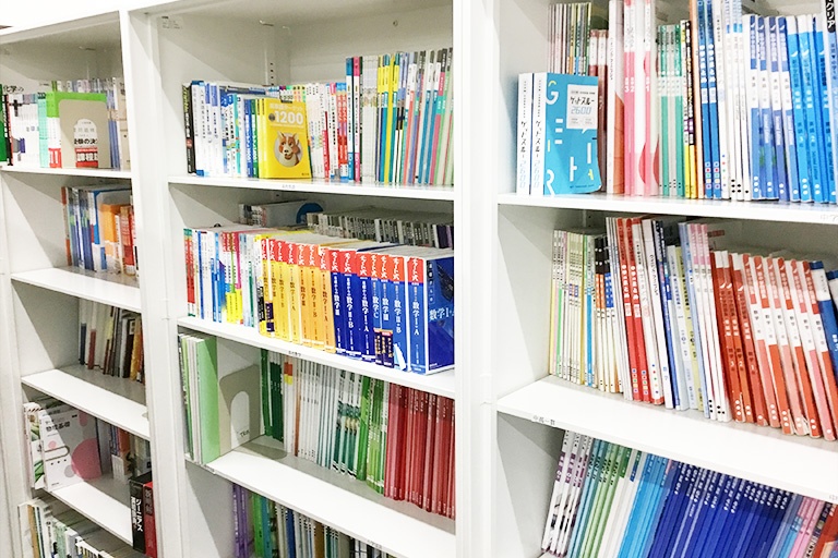 充実の学習環境:対応テキストは十分な種類・量を準備。お子さまの課題や目標に合わせて対応しています。