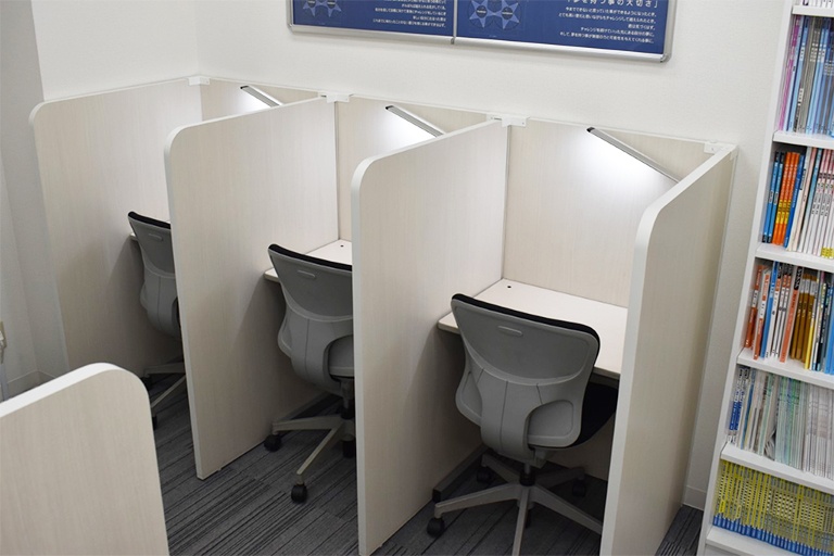 充実の学習環境:無料で使用できる自習席を完備。一人ひとり区切られているので集中しやすいと評判です。