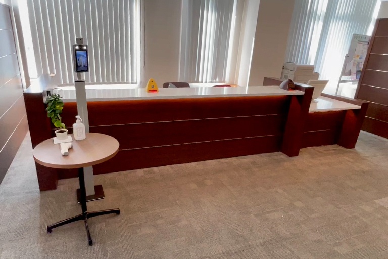 充実の学習環境:開放的な受付カウンター。ご質問・ご相談など、どんな小さなことでもお気軽にお声かけください