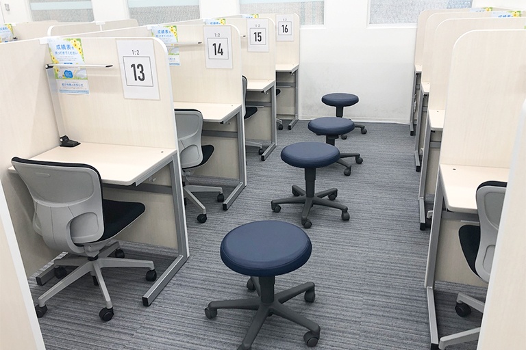 充実の学習環境:集中しやすいようパーテーションで区切られた授業ブース。