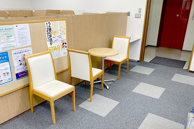 充実の学習環境:オープンな環境のフリースペース。お気軽にご質問・ご相談などをしていただけます。