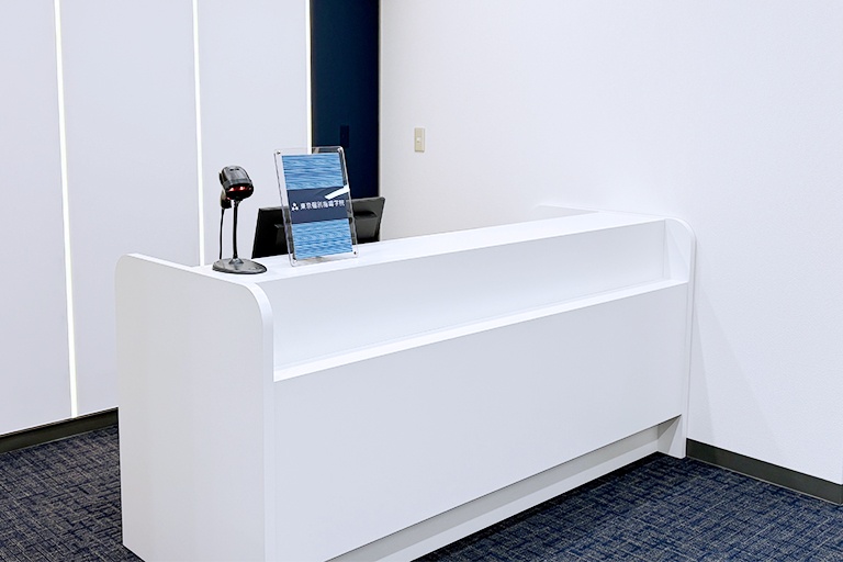 充実の学習環境:明るく清潔なエントランス。小さなことでもお気軽にご質問・ご相談ください。