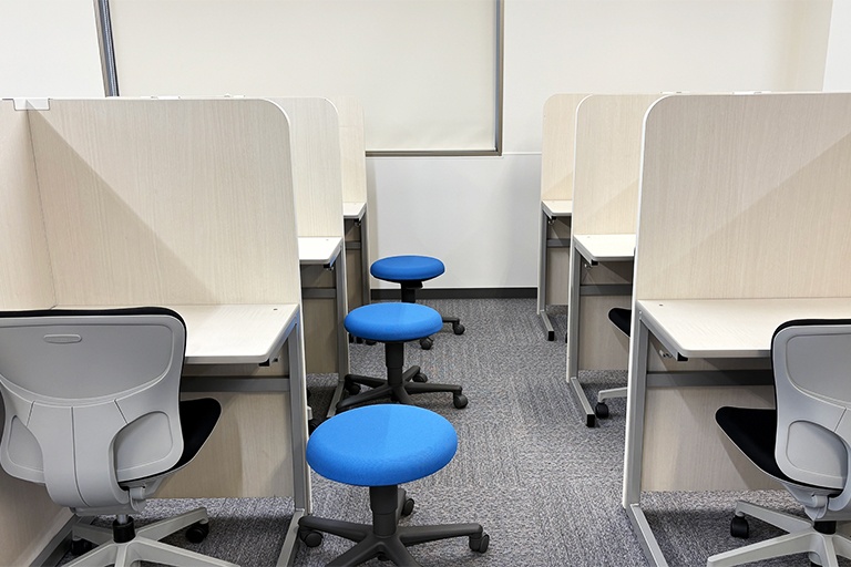充実の学習環境:授業は講師1名につき生徒2名までの個別指導。きめ細かな指導で着実に力を伸ばします。