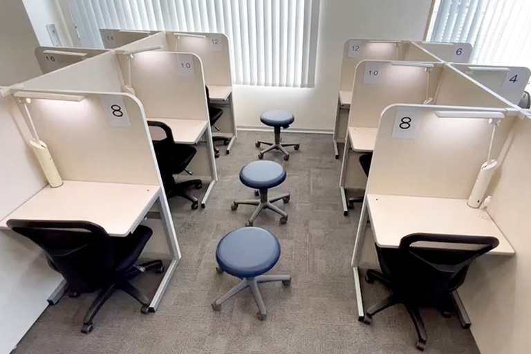 充実の学習環境:個別指導ブース。演習中も講師がいつも隣にいて、質問がしやすい環境です。