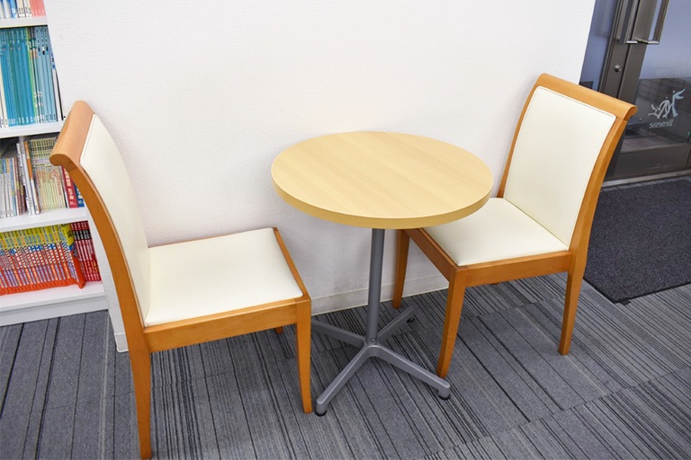 充実の学習環境:オープンな環境のフリースペース。お気軽にご質問・ご相談などをしていただけます。