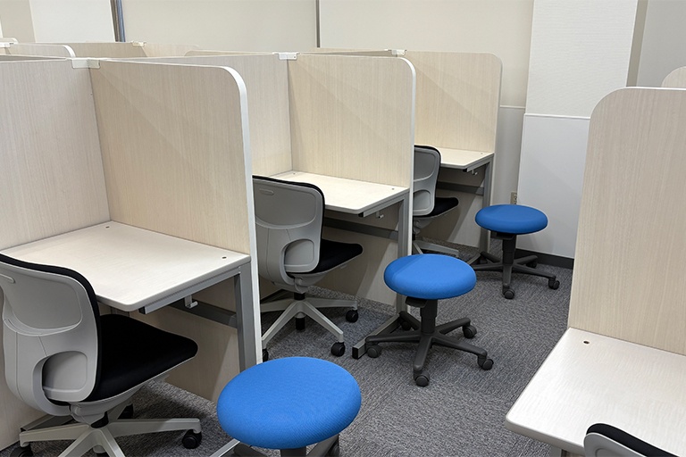 充実の学習環境:個別指導ブース。演習中も講師がいつも隣にいて、質問がしやすい環境です。