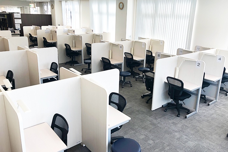 充実の学習環境:集中しやすいようパーテーションで区切られた授業ブース。